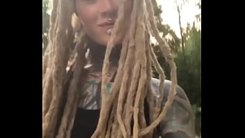 I love skater boys there’s just something about that vibe who’s your favorite skater #skaterboys #skatevib