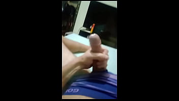 Minha esposa chamou uma magrinha massagista bem safada pra mim aliviar e logo depois bati uma punheta bem gostoso