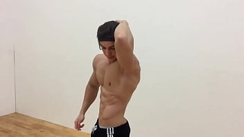 Horny Fit Guy Modelando Su Escultural Y Hermoso Cuerpo thumbnail