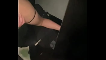 Depois de me acabar dançando fui me divertir de outra maneira cada pau gostoso que encontro nessas cabines um deles po