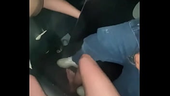 Depois de me acabar dançando fui me divertir de outra maneira cada pau gostoso que encontro nessas cabines um deles po