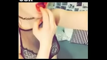 Emo chupando os dedinhos