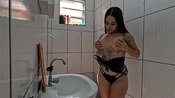 Novinha com fogo no rabo tomando banho e engolindo brinquedos