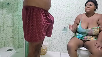 Madrasta gostosa entra no banheiro com seu enteado safado e leva muita gozada na boca Madrasta gostosa entra no banheiro com seu enteado safado e leva muita gozada na boca