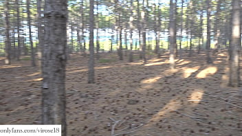 Незнакомец жестко трахнул милую девушку в лесу