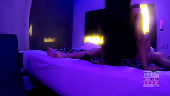 Esposa se quita la tanga roja y pone lancería negra para que le den semen frente a su marido Esposa se quita la tanga roja y pone lancería negra para que le den semen frente a su marido