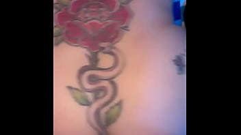 Madura venezolana celebra el día de las madres con copa de v mano