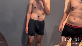 Cuckold bdsm la esposa de cornudo es amarrada y follada por dos singles y le hacen gangbang con el esposo para volverla hotwife