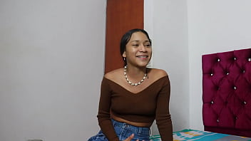 Mi Vecino Caliente Quiere Que Me Lo Folle Y Le Quito Su Virginidad thumbnail