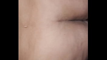 Encuentro a la vecina culona masturbándose y me invita a pasarla rico