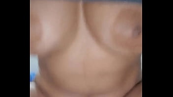 Encuentro a la vecina culona masturbándose y me invita a pasarla rico