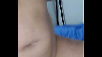 Encuentro a la vecina culona masturbándose y me invita a pasarla rico