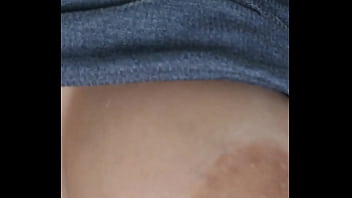 Encuentro a la vecina culona masturbándose y me invita a pasarla rico