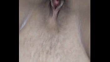 Encuentro a la vecina culona masturbándose y me invita a pasarla rico