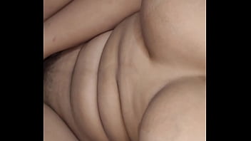 Encuentro a la vecina culona masturbándose y me invita a pasarla rico