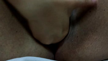 Vazou novinha se masturbarndo para o namorado e gozando gostoso