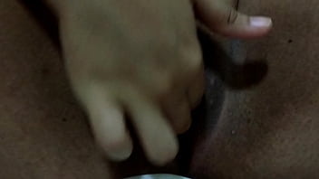 Vazou novinha se masturbarndo para o namorado e gozando gostoso