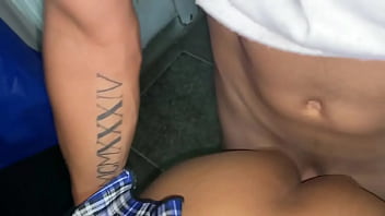 Le saco toda su leche a mi hijastro