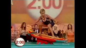 Another hot lady takes part in the indoor surfing game on buono domenica which inevitibly leads to upskirts and downblouse moments