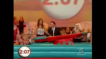 Another hot lady takes part in the indoor surfing game on buono domenica which inevitibly leads to upskirts and downblouse moments