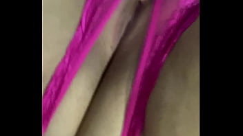 Tanga fucsia corrida y me froto la concha mojada hasta acabar gimiendo duro