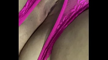 Tanga fucsia corrida y me froto la concha mojada hasta acabar gimiendo duro