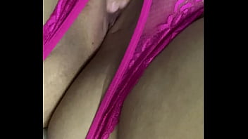 Tanga fucsia corrida y me froto la concha mojada hasta acabar gimiendo duro
