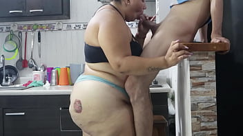 Mi vecino mete su grande verga en mi coño