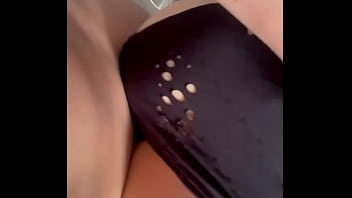 Le muestro a mi padrastro mi bluesita se la modelo y le encanta tanto que termino poniendome su verga dentro de mi vagina