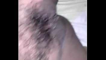 Juguetona con las manos