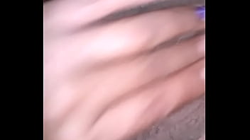 Juguetona con las manos