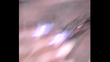 Juguetona con las manos