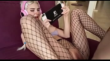 Otaku rubia bien follada en stream tatuada sin condon