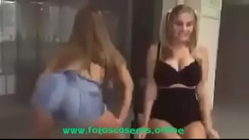 Big booty girl twerking