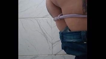 Meu amigo colocou um câmera no banheiro do bar para grava eu mijando