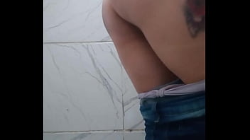 Meu amigo colocou um câmera no banheiro do bar para grava eu mijando