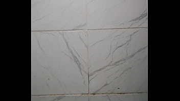 Meu amigo colocou um câmera no banheiro do bar para grava eu mijando