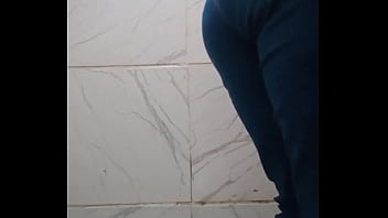 Meu amigo colocou um câmera no banheiro do bar para grava eu mijando