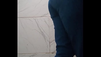 Meu amigo colocou um câmera no banheiro do bar para grava eu mijando