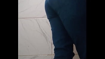 Meu amigo colocou um câmera no banheiro do bar para grava eu mijando