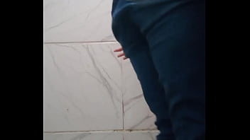 Meu amigo colocou um câmera no banheiro do bar para grava eu mijando