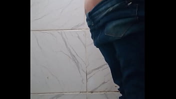 Meu amigo colocou um câmera no banheiro do bar para grava eu mijando