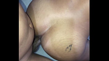 Comendo o cu e gozando gostoso na buceta da novinha