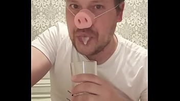 Грязная свинья ест свежую сперму thumbnail