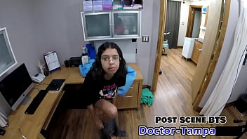 Dr tampa aria nicole trys out a foley catheter