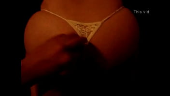 Con la tanga de lado