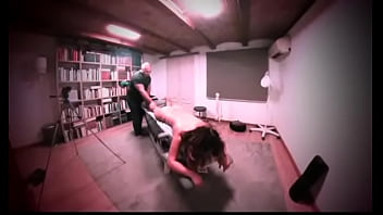 El masajista la toca mientras ella se excita