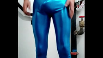 Increíble Hombre Masturbándose En Traje De Spandex Azul Con Un Gran Erotismo Todo Un Fetiche Del Zentai Contenido Gay thumbnail