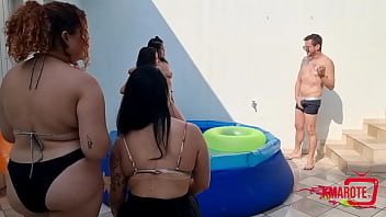 Brincando com as amigas na piscina e repartindo o marido pra um boquete duplo
