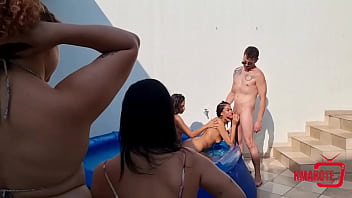 Brincando com as amigas na piscina e repartindo o marido pra um boquete duplo
